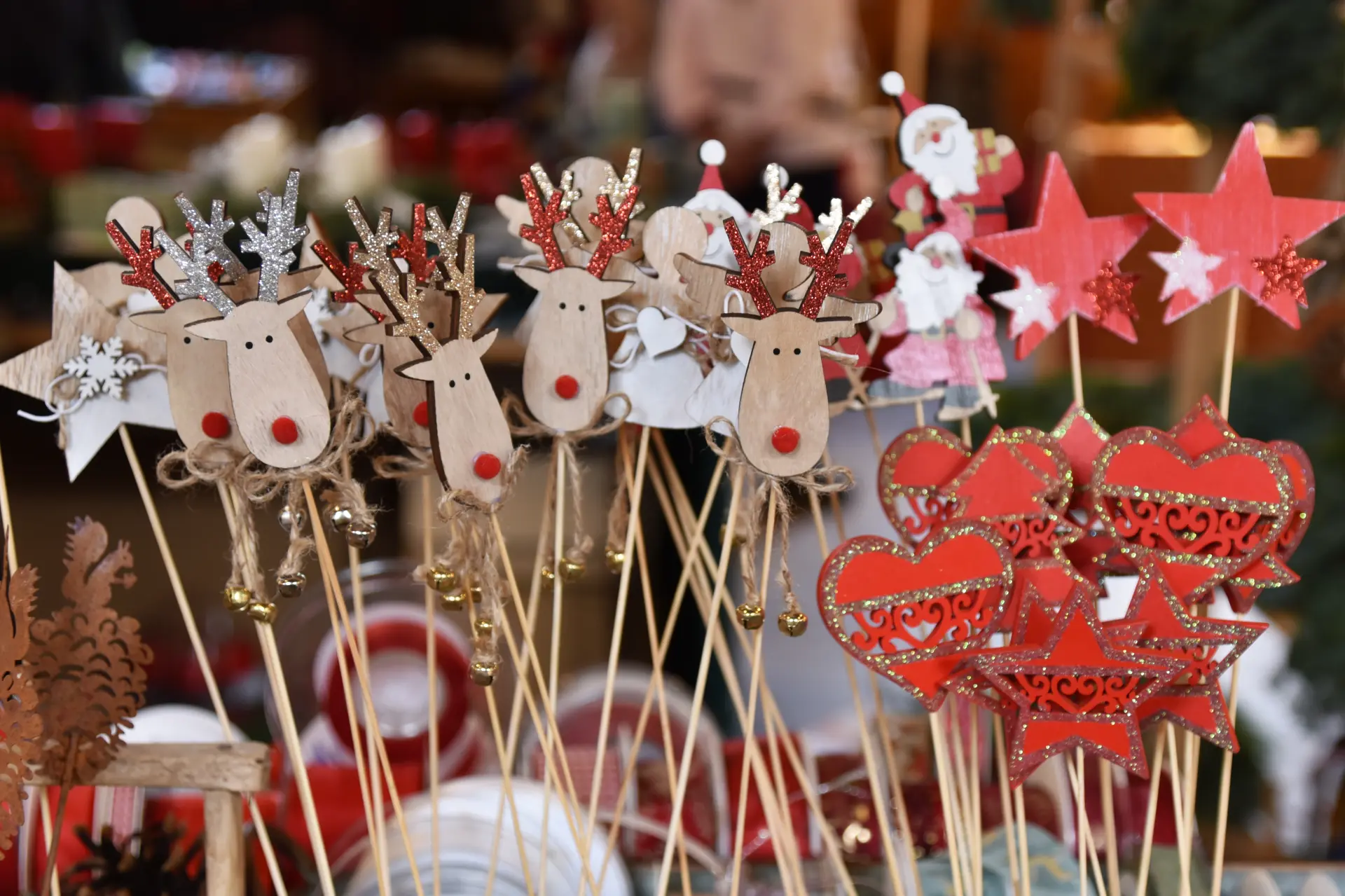 Verkaufsstand mit kleinen leuchtenden Weihnachtsbäumen.