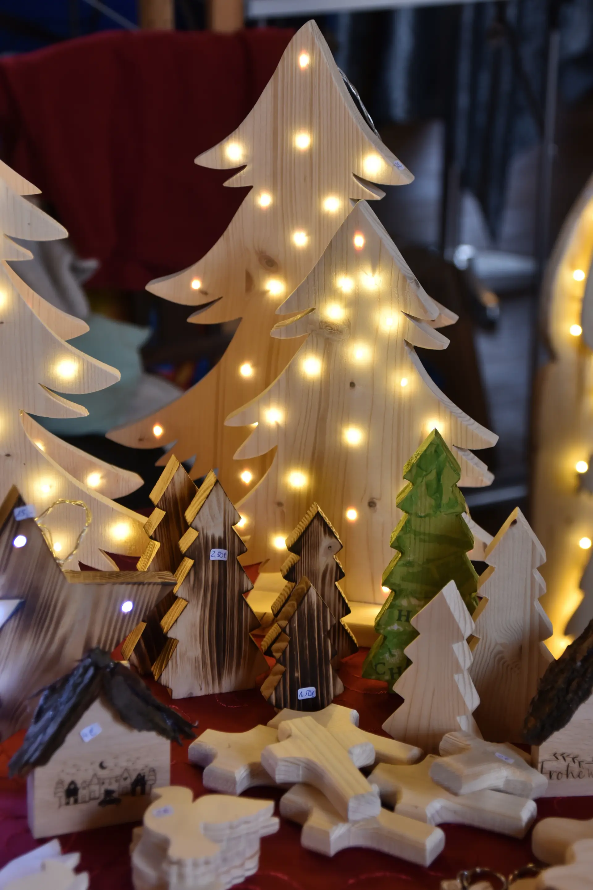 Verkaufsstand mit kleinen leuchtenden Weihnachtsbäumen.