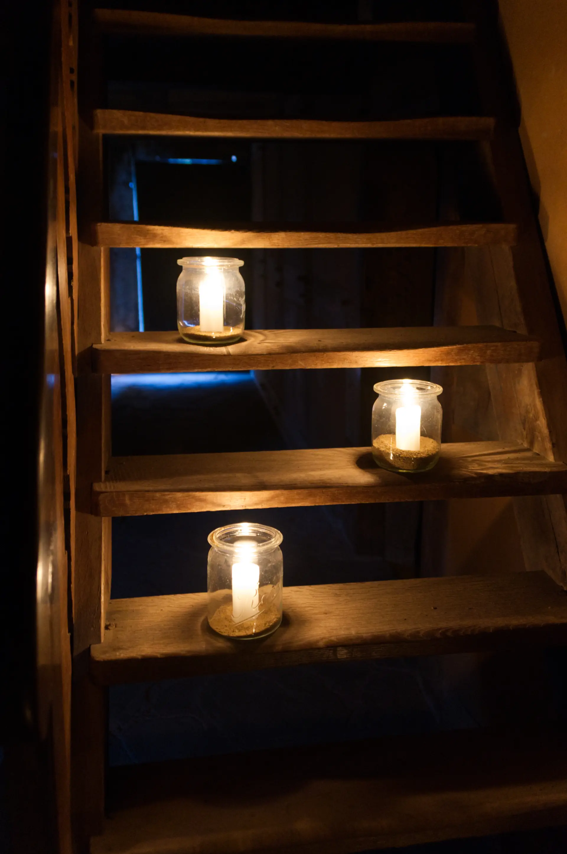 Teelichter auf einer Treppe.
