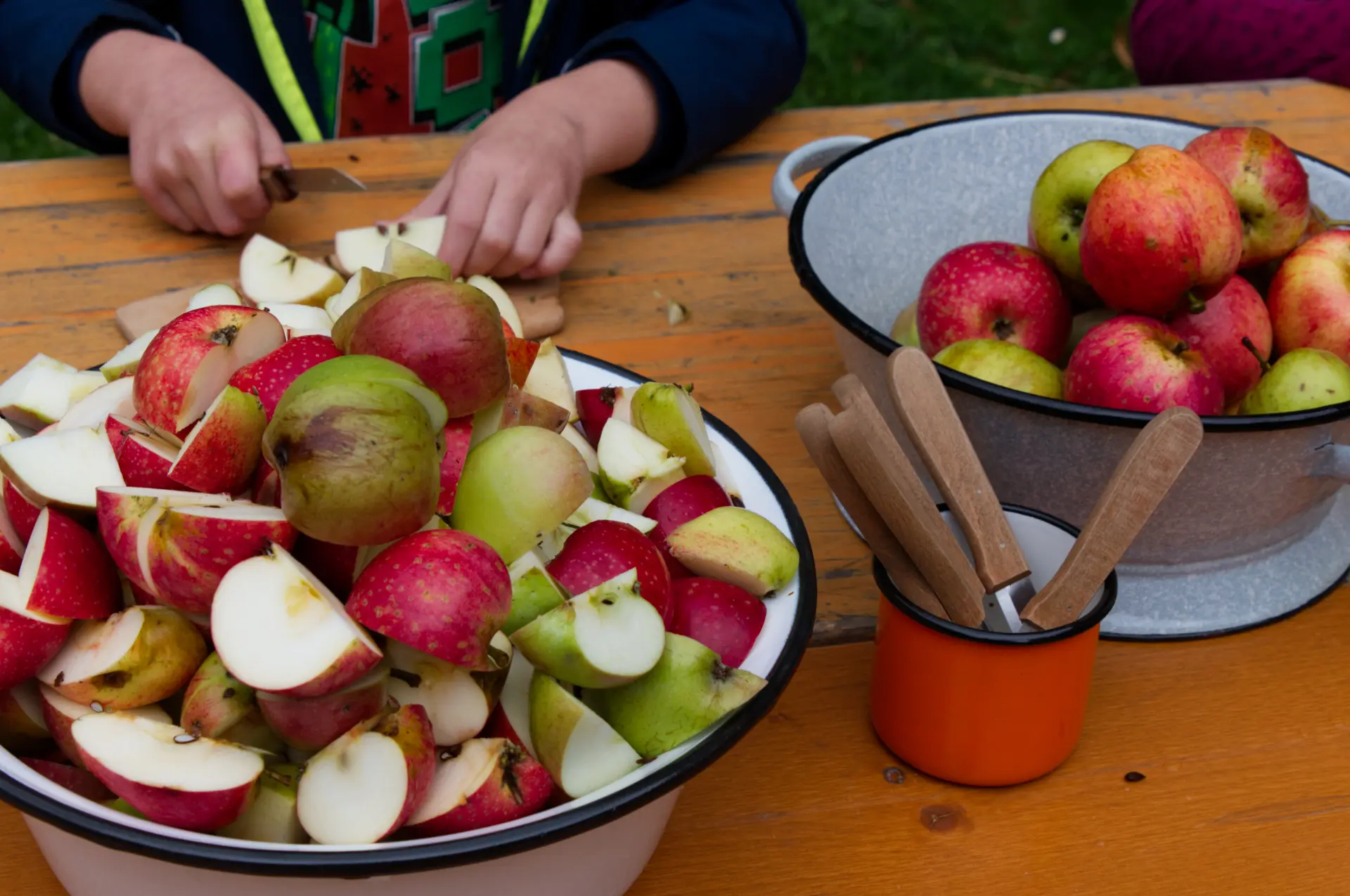 Äpfel werden geschnitten.