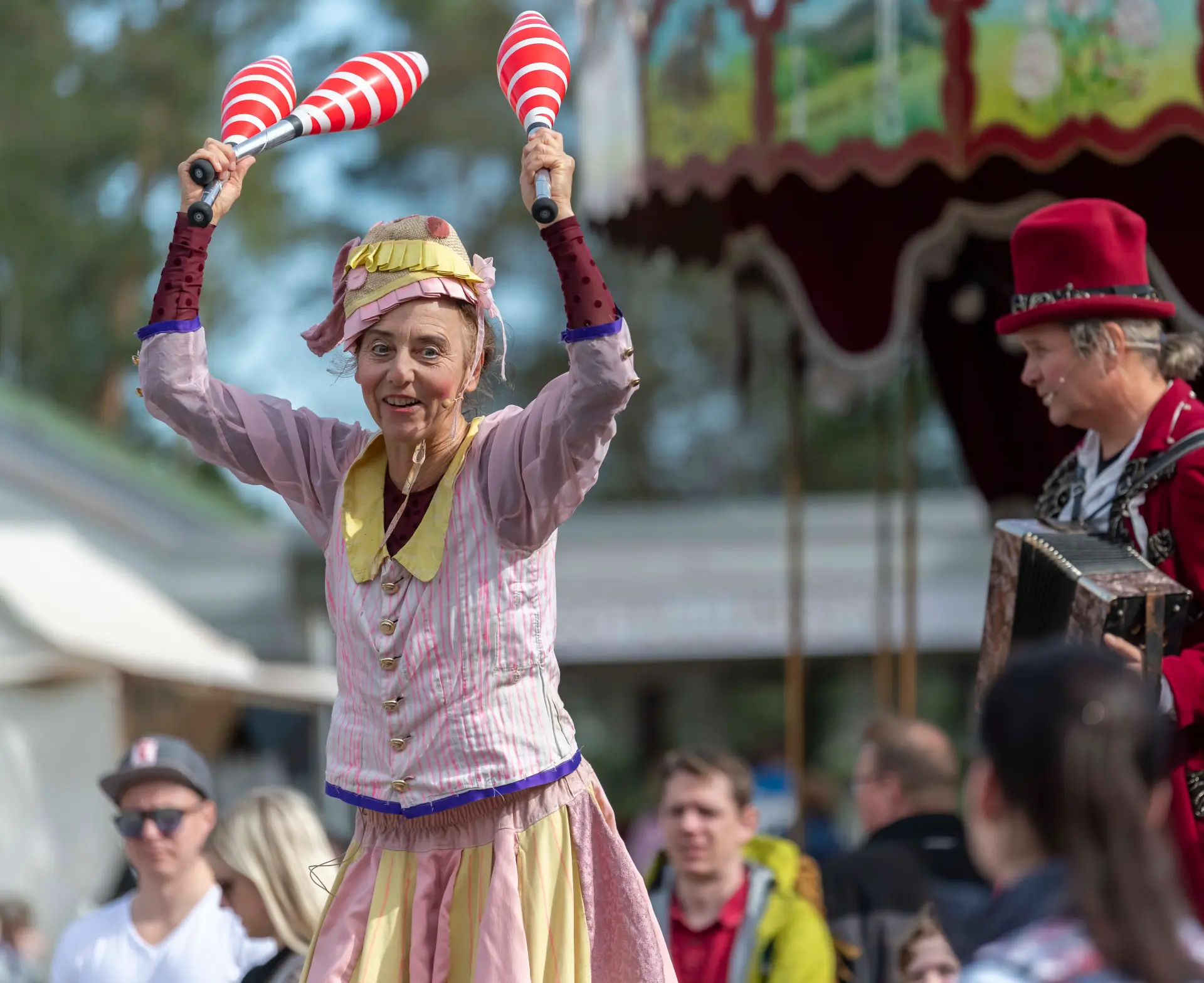 Zwei Schausteller am Karussell