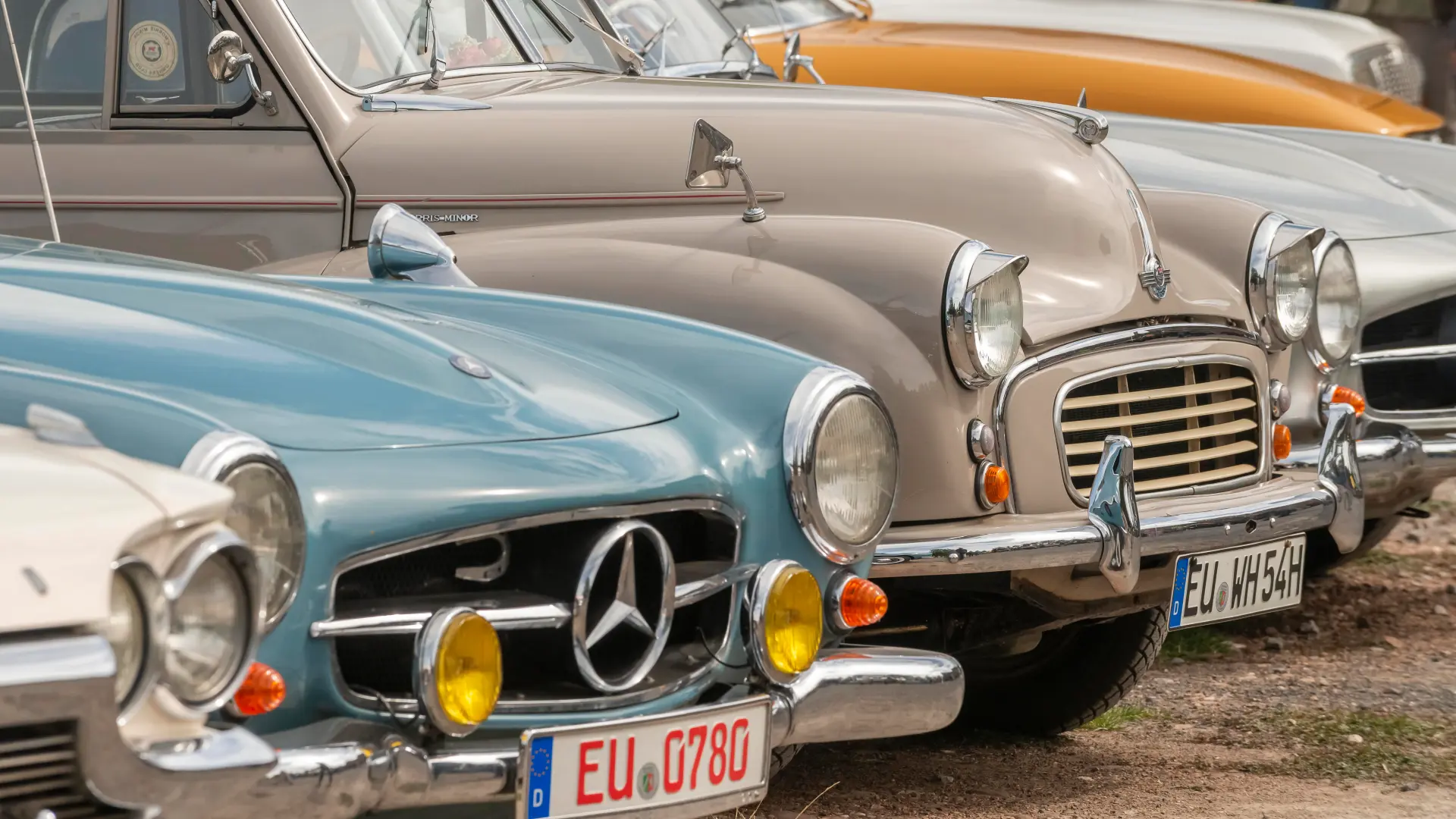 Eine Reihe von Oldtimern