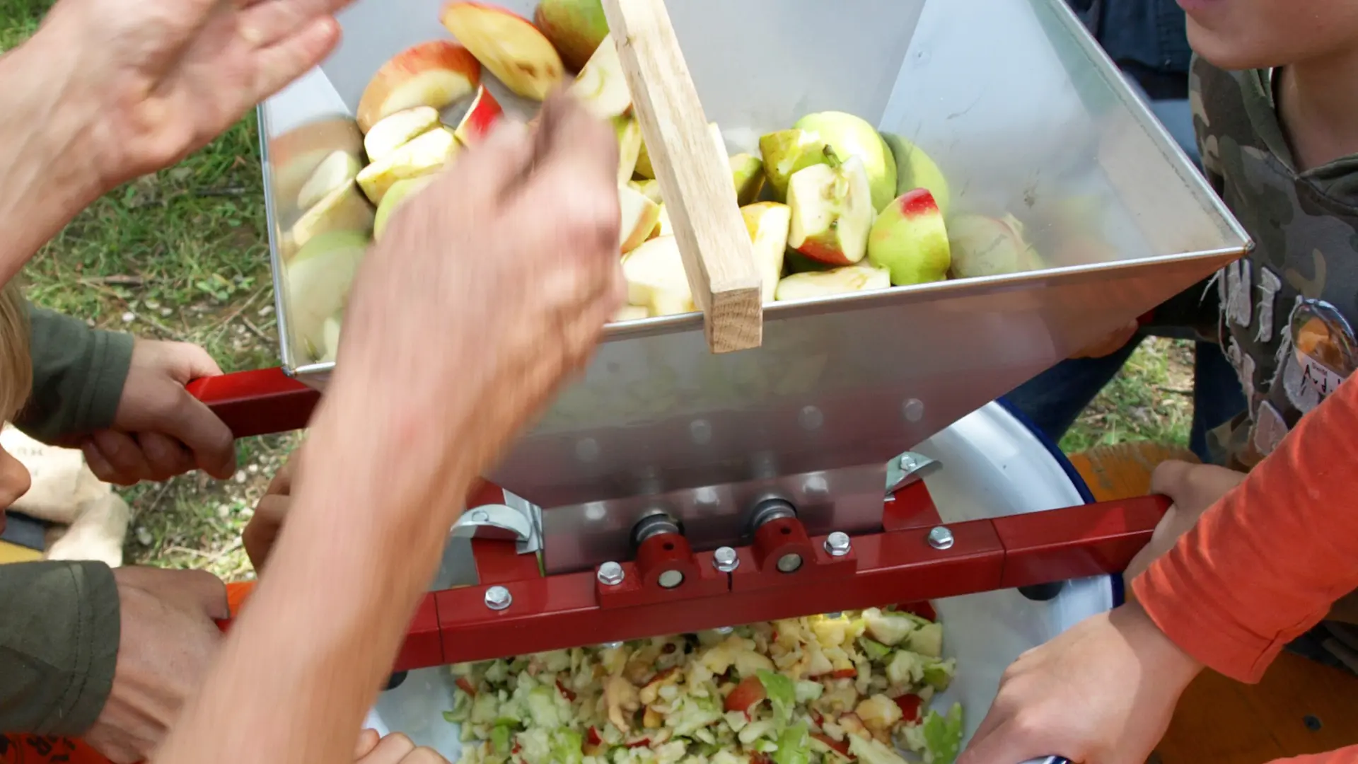 Apfelsaftherstellung auf der Steuobstwiese