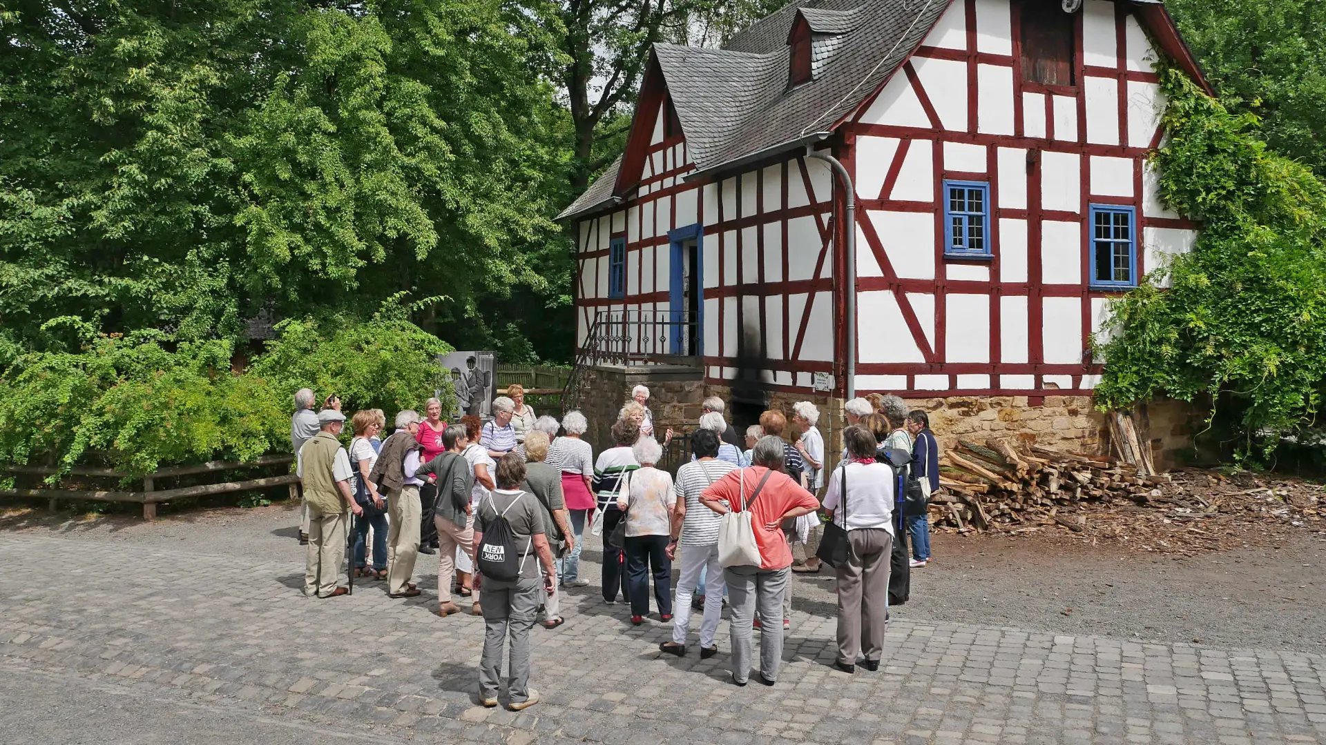 Eine Gruppe von Erwachsenen werden durch das Museum geführt.