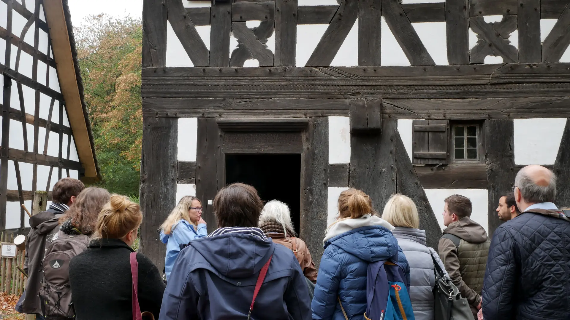 Eine Gruppe von Erwachsenen werden durch das Museum geführt.