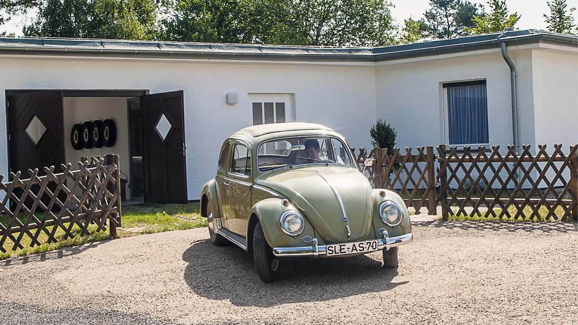 Ein VW-Käfer vor dem Bungalow Kahlenbusch