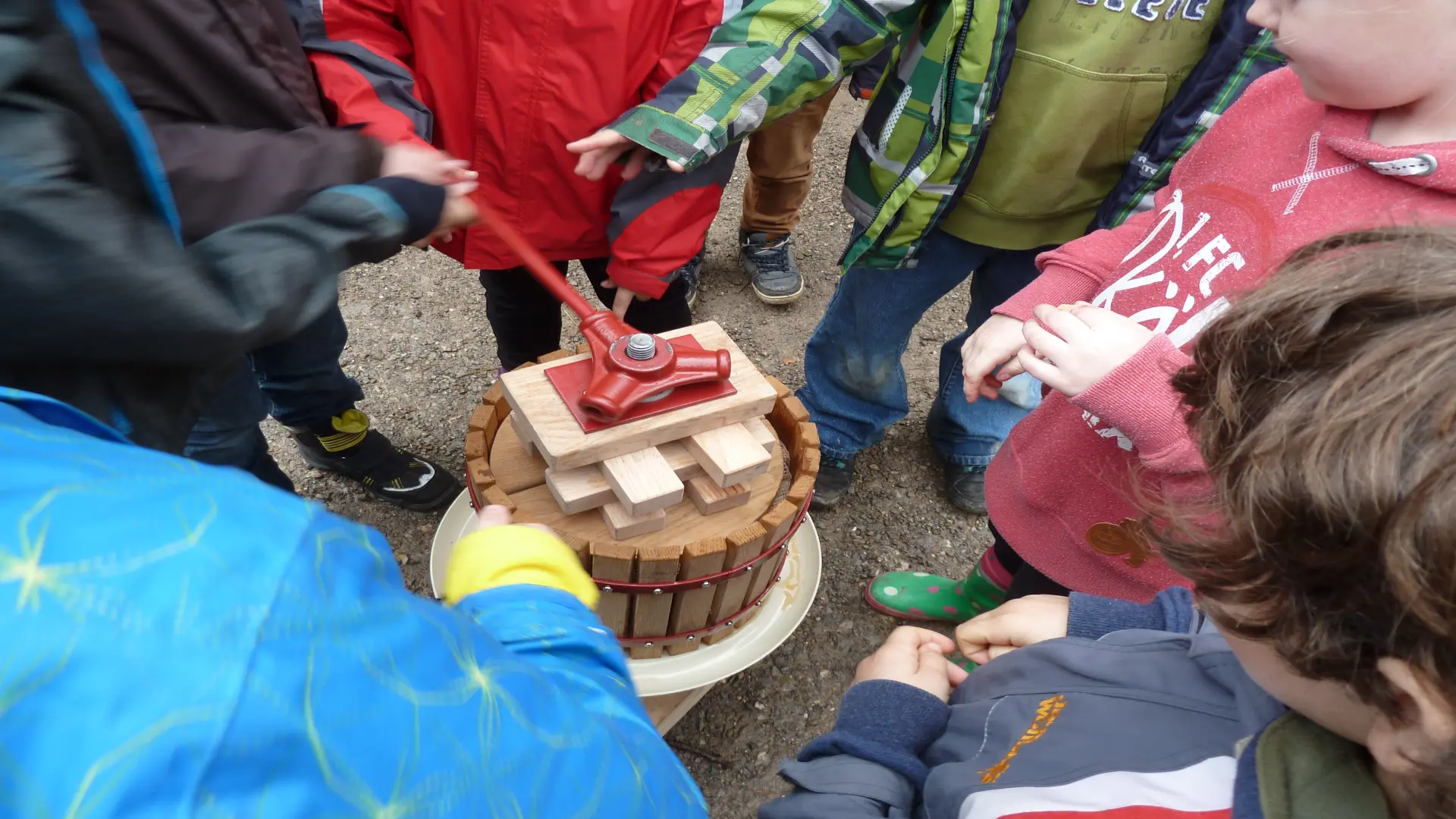 Schüler bei der Holzbearbeitung