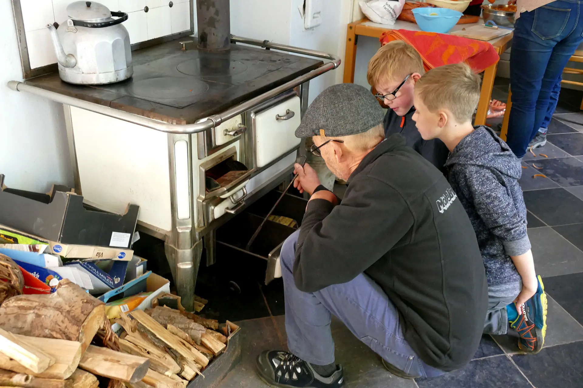 Schülerinnen und Schüler kochen am Herd