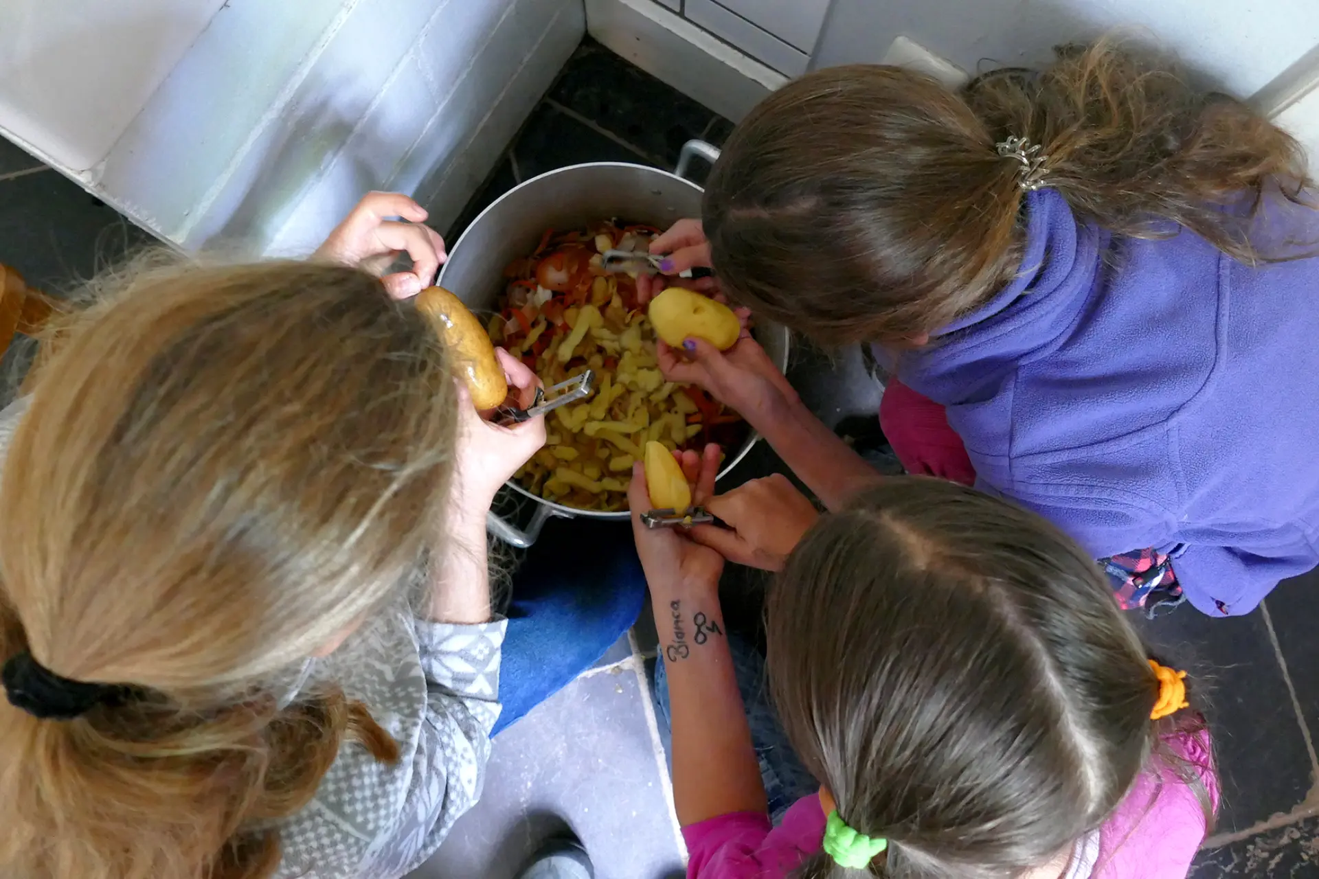 Schülerinnen und Schüler kochen Abendessen