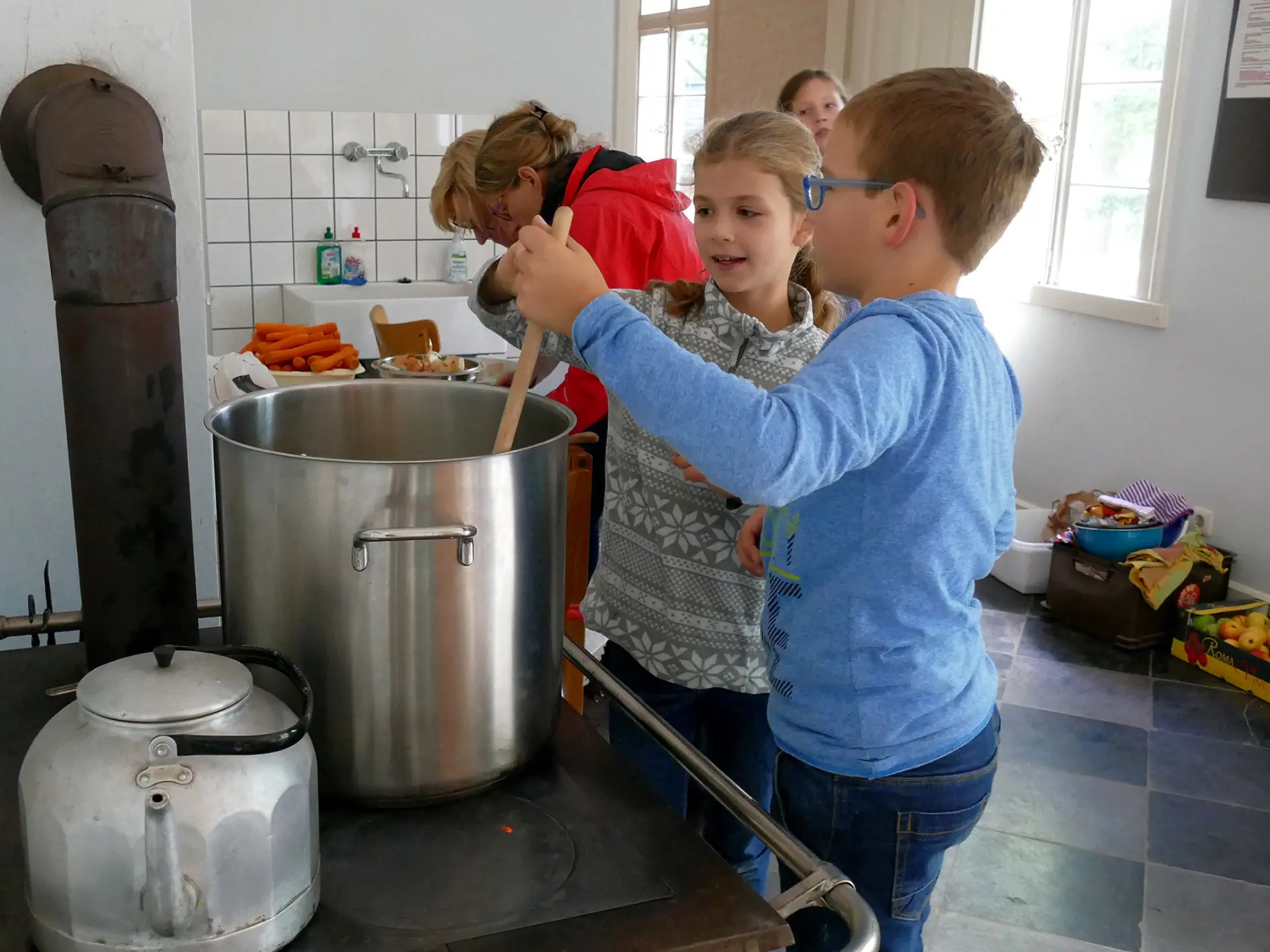 Schülerinnen und Schüler kochen Abendessen