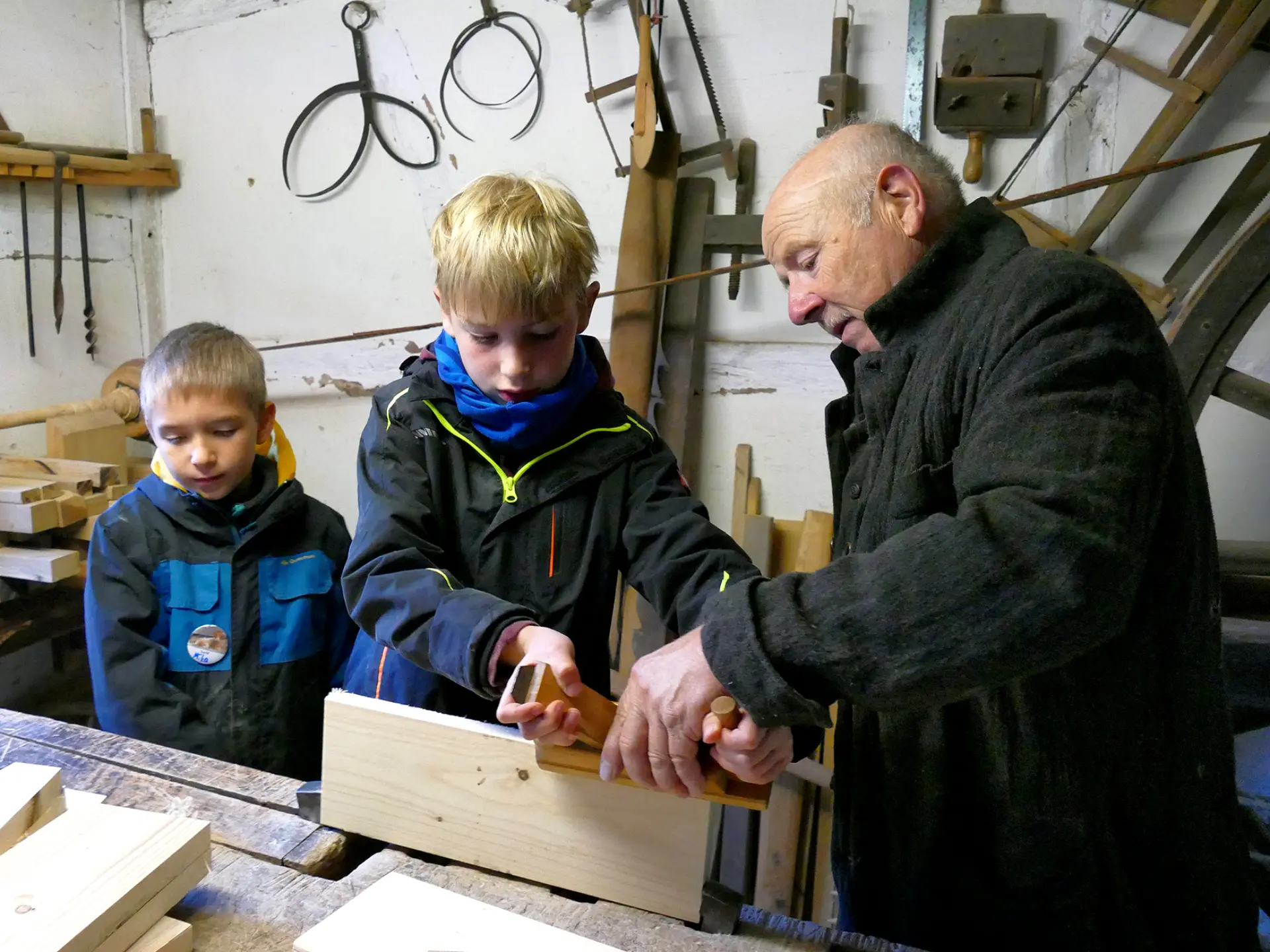 Schüler bei der Holzbearbeitung