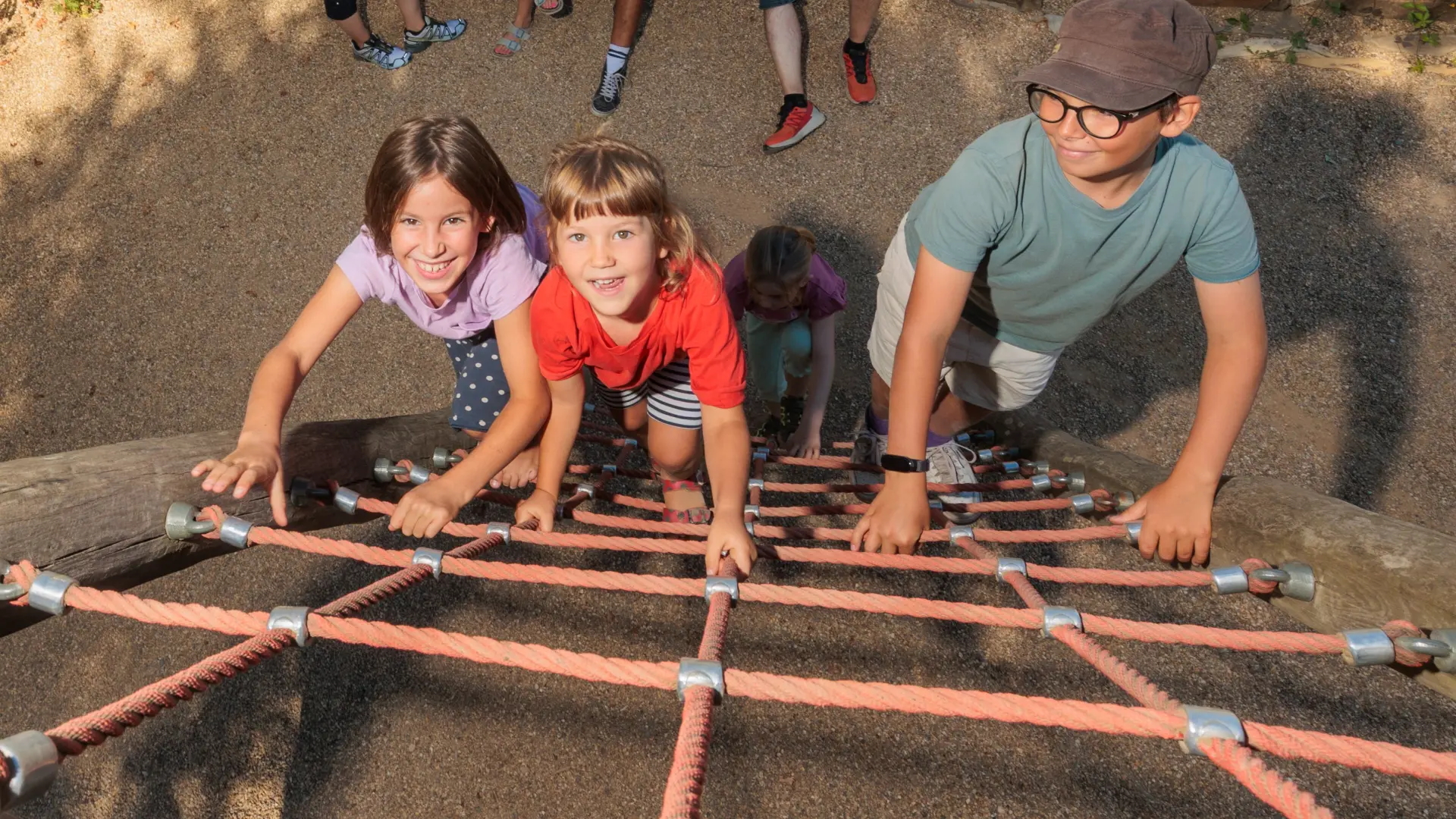 Kinder klettern auf dem Spielplatz