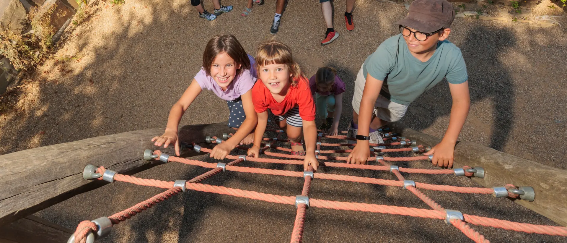 Kinder klettern auf dem Spielplatz