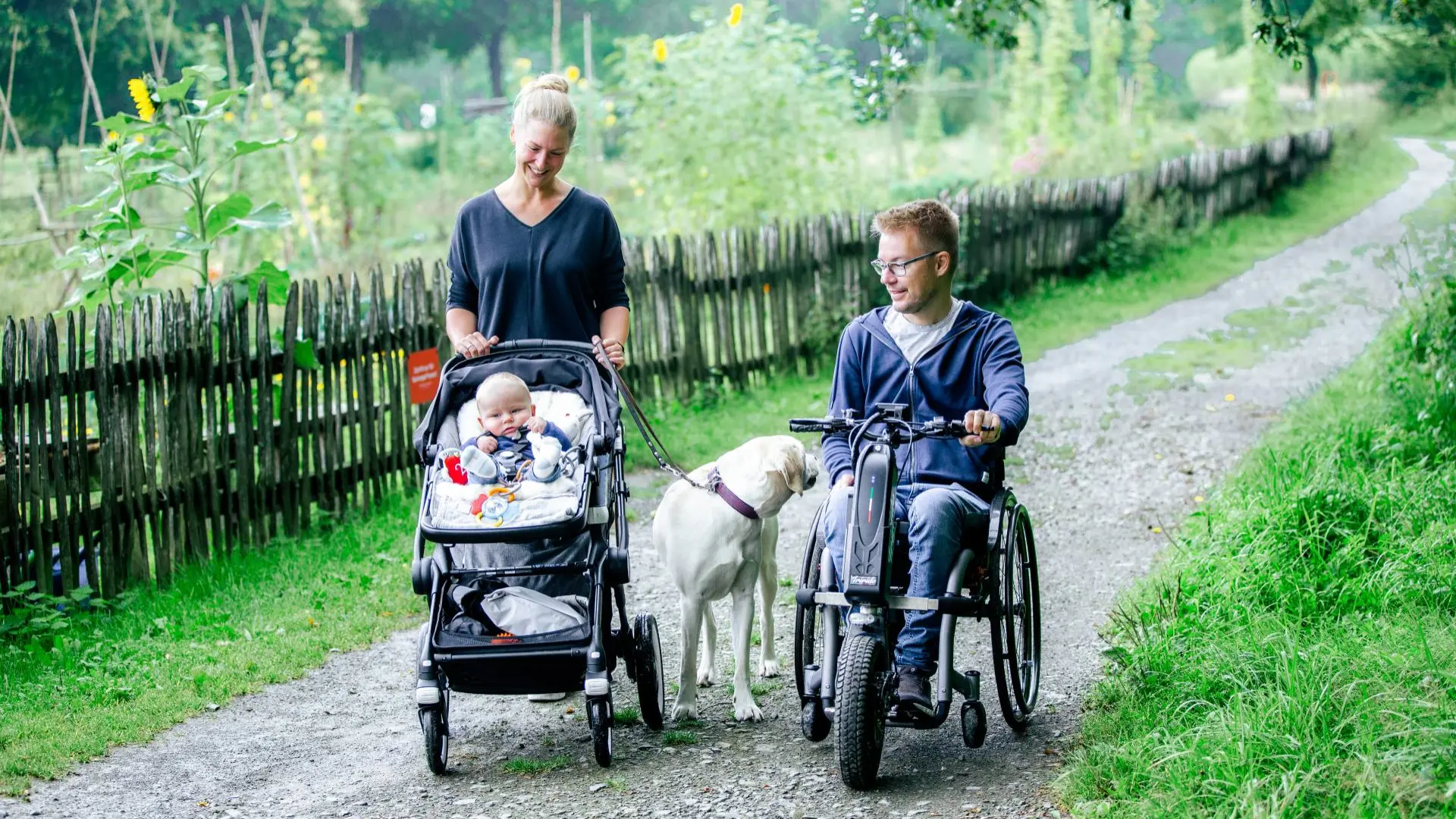 Rollstuhlfahrender im LVR-Freilichtmuseum Lindlar 