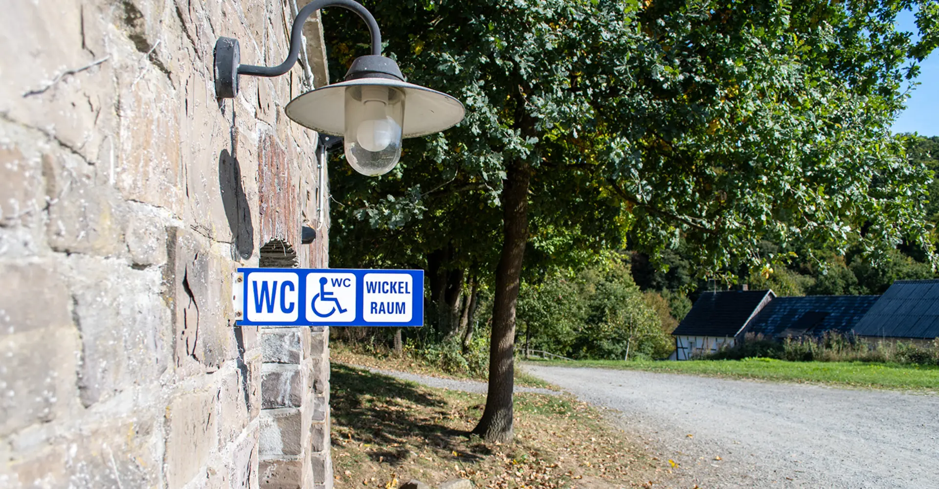 Toiletten und Wickeltisch im Museum