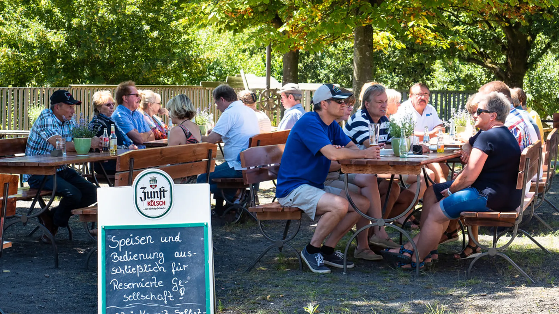 Besuchende im Biergarten