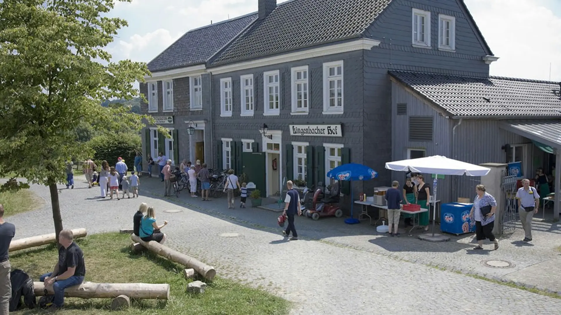 Unser Museumsrestaurant Lingenbacher Hof liegt direkt neben der historischen Gaststätte Römer