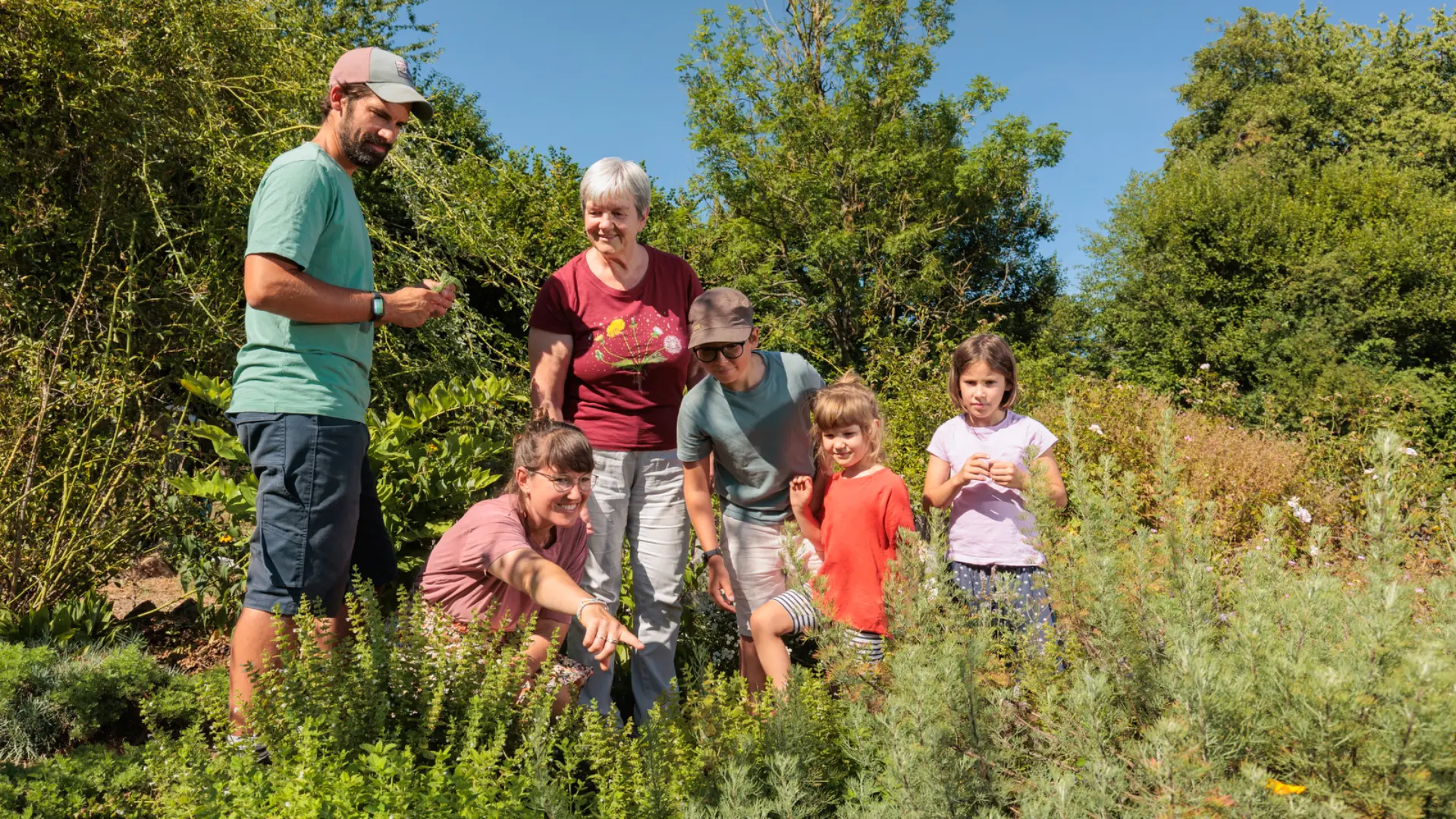 Foto: Familie im Kräutergarten