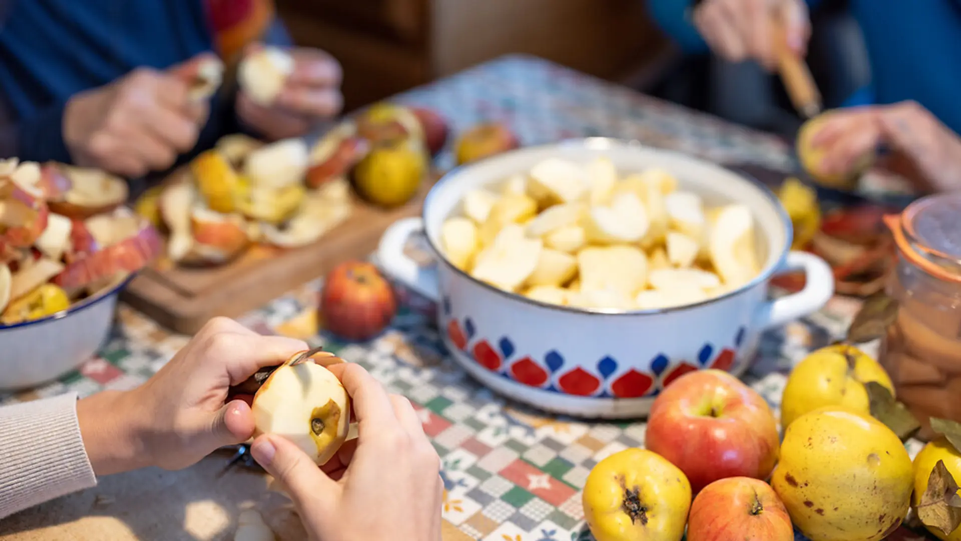 Äpfel im Topf