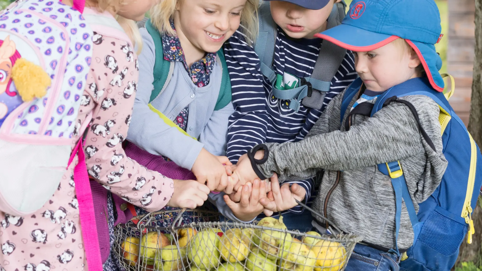 Kinder mit vollem Apfelkorb