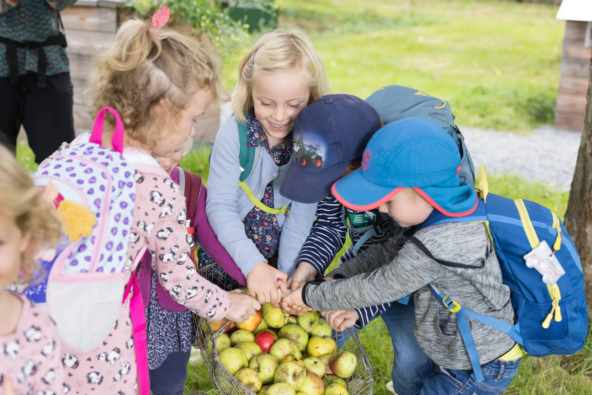 Kinder nehmen an einem museumspädagogischen Programm teil.