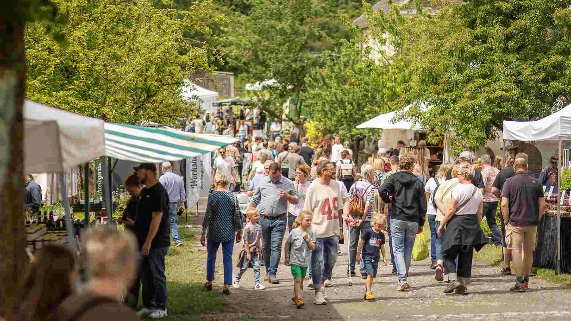 Besuchende auf dem Gartenmarkt