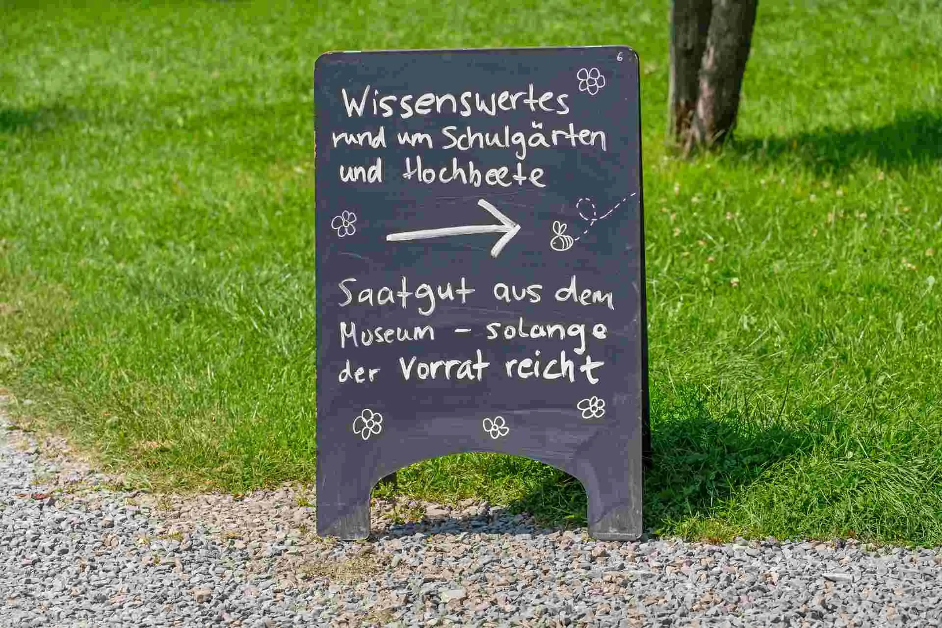 Schild am Gartentag