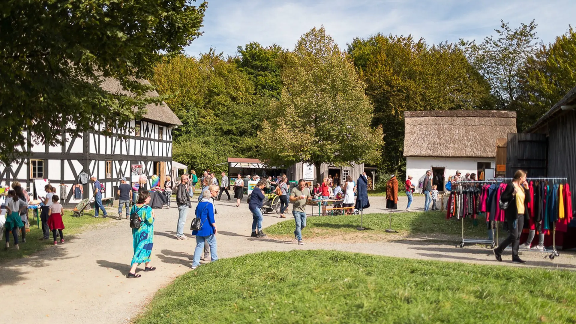 Kleidertauschbörse im LVR-Freilichtmuseum Lindlar