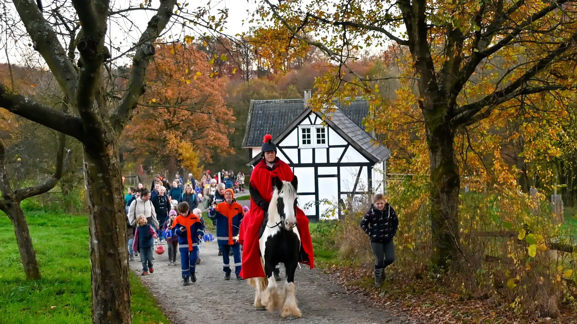 Sankt Martin führt den Martinsumzug an