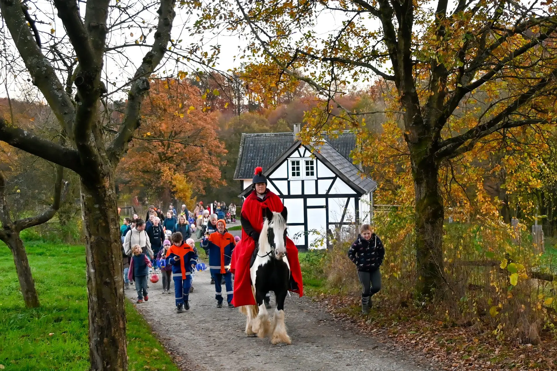 Sankt Martin führt den Martinsumzug an