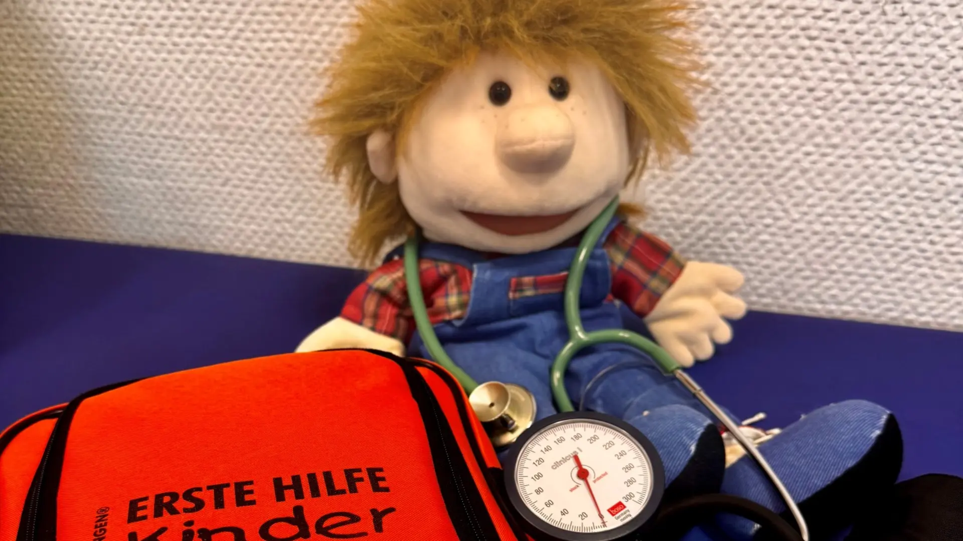 Eine Gruppe von fünf Kindern mit und ohne Behinderung steht nebeneinander. 