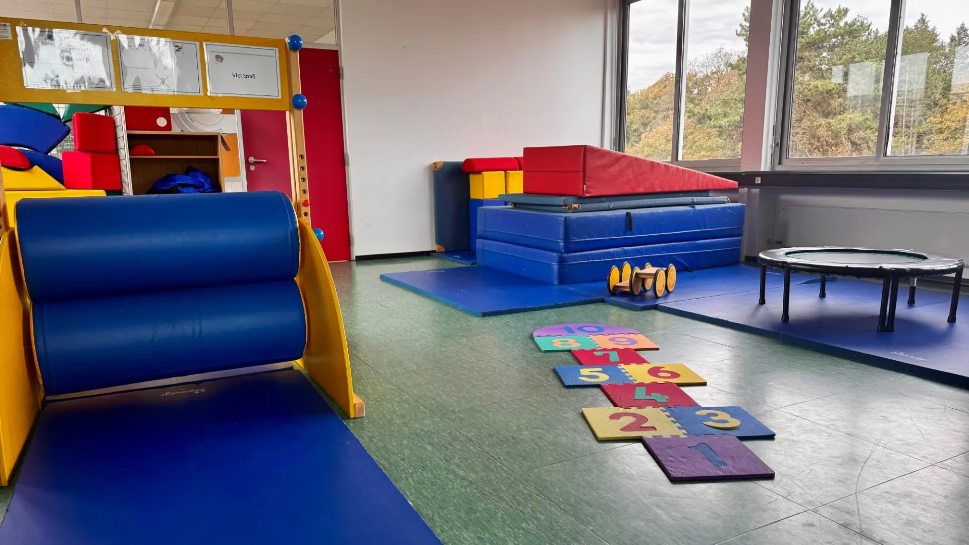 Eine Gruppe von fünf Kindern mit und ohne Behinderung steht nebeneinander. 