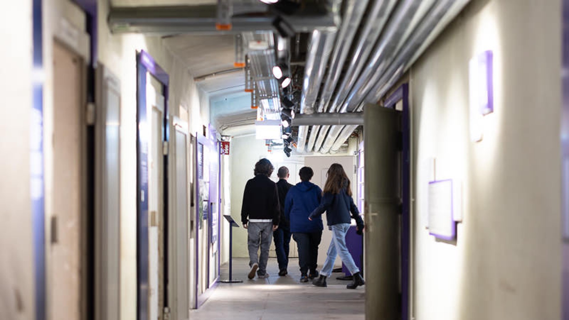 Foto von Personen im Hintergrund im Flur der Gedenkstätte