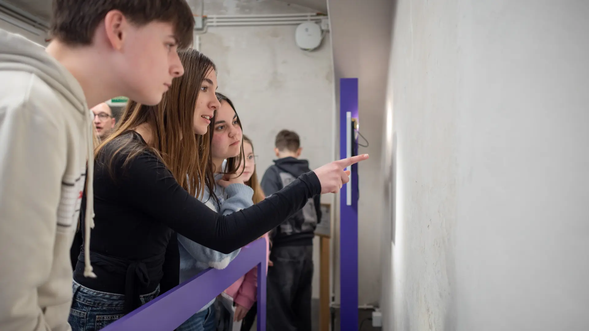 Foto von Mitarbeiter vor Schüler*innen in der Gedenkstätte
