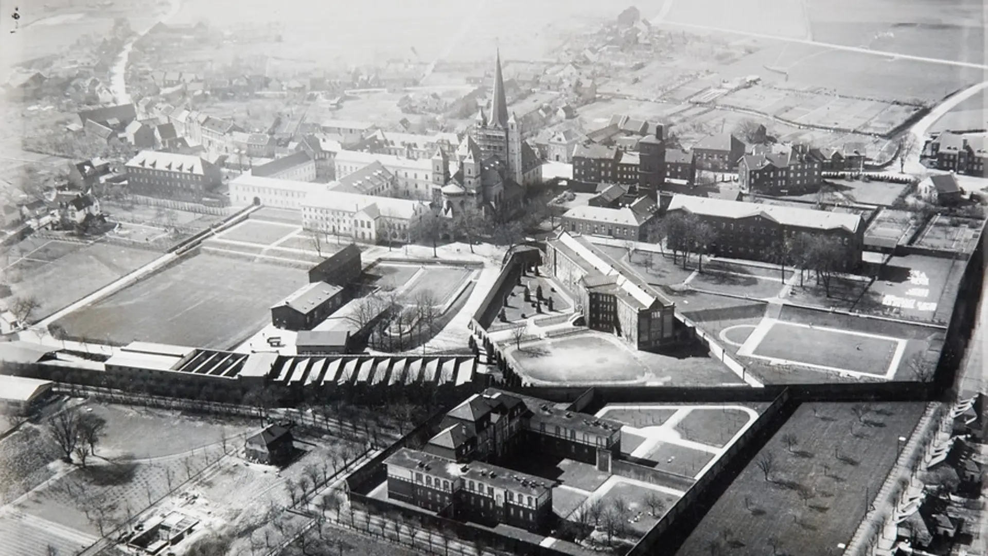 Historische Luftaufnahme der Abtei um 1930