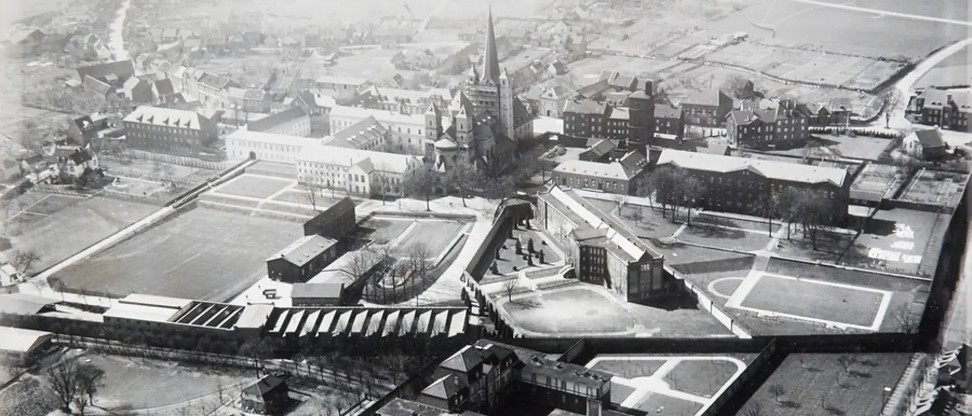 Historische Luftaufnahme der Abtei um 1930