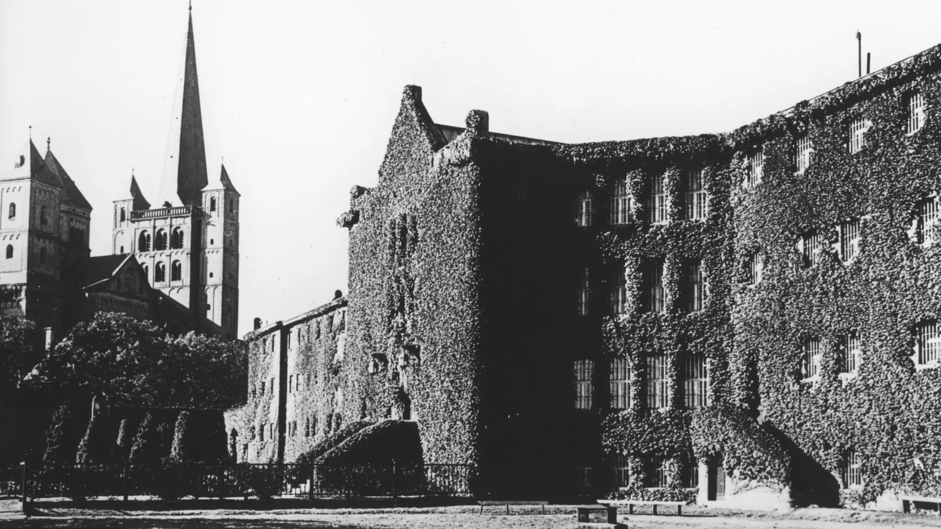 Historisches schwarz-weiß Foto vom Zellenbau 
