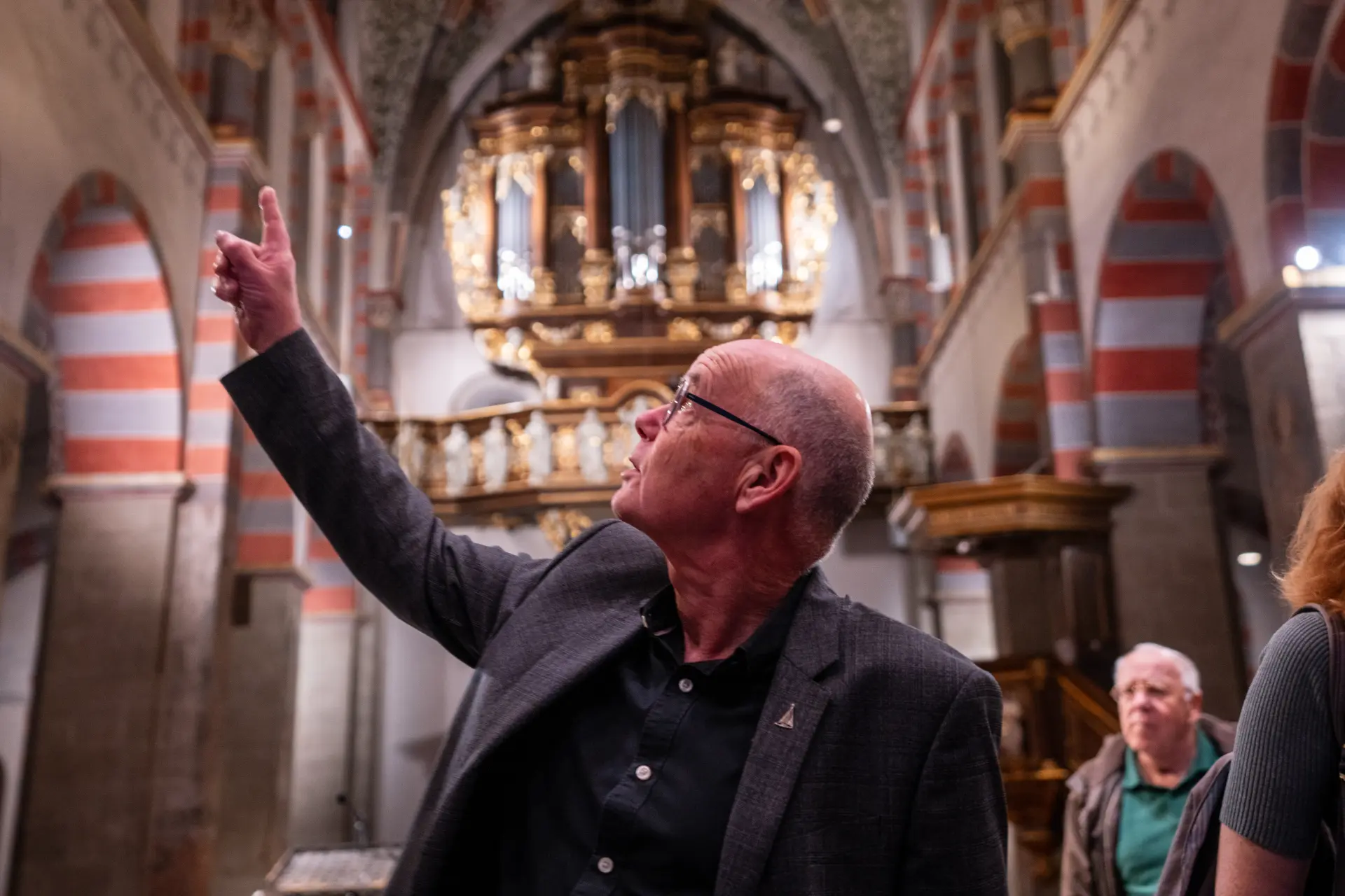 Foto von Besuchenden in der Abteikirche