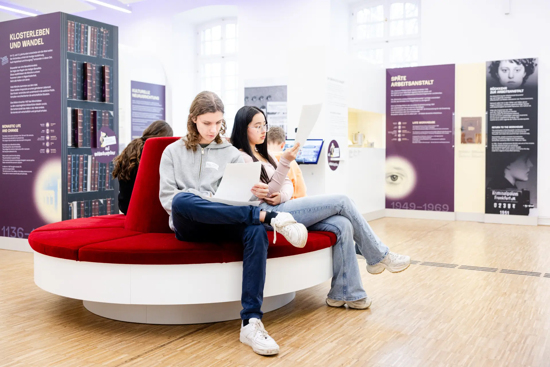 Foto von Jugendlichen in der Dauerausstellung "1000 Jahre"
