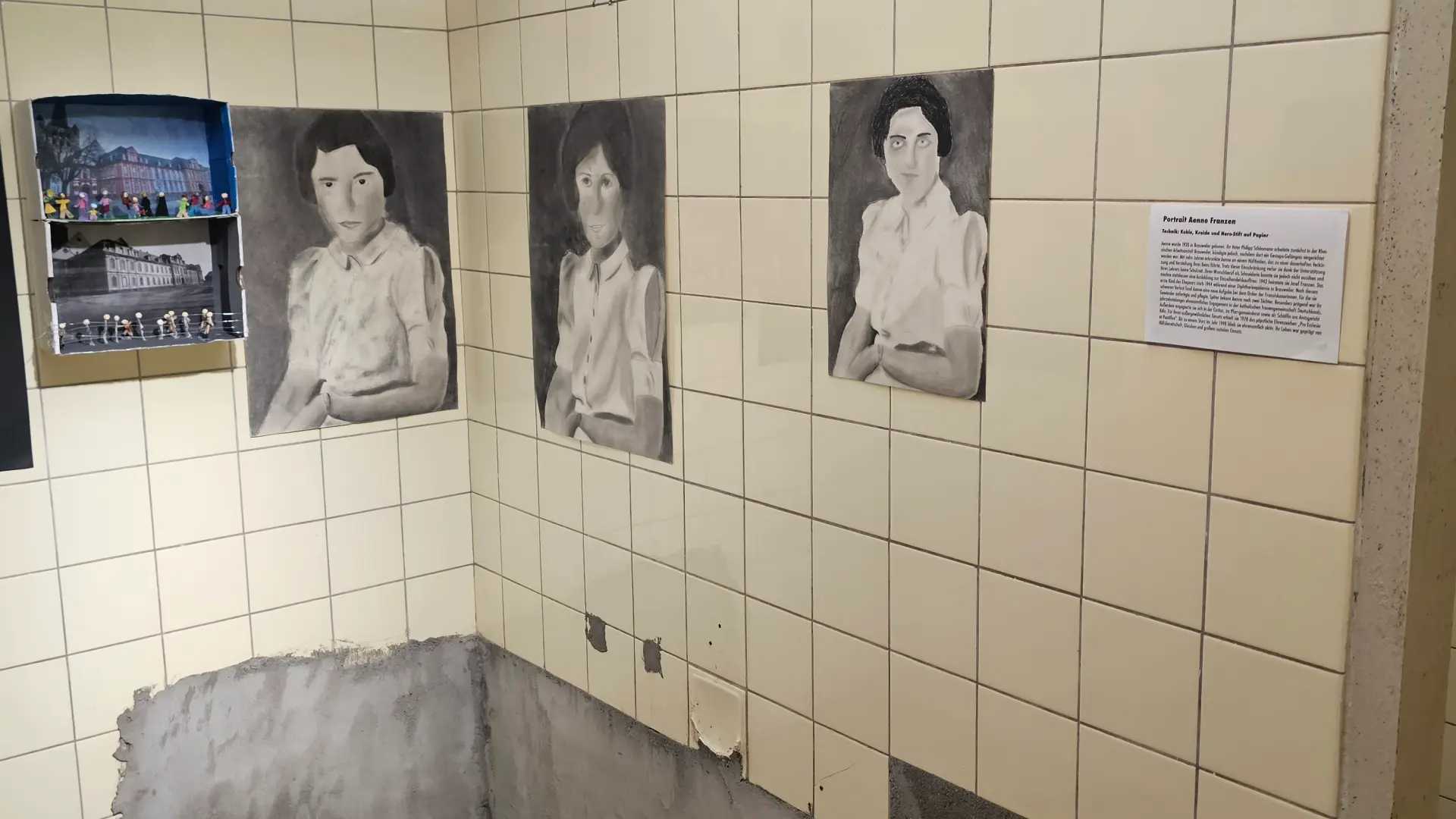 Foto von Bildern in der Ausstellung