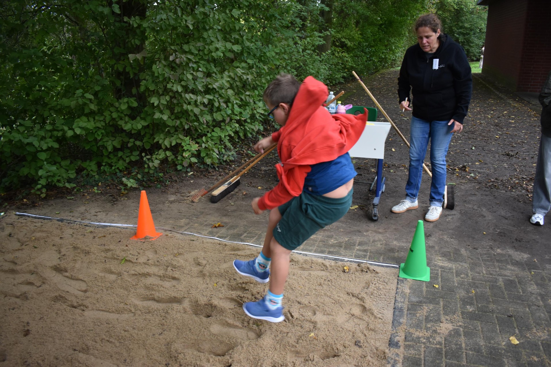 Junge beim Weitsprung