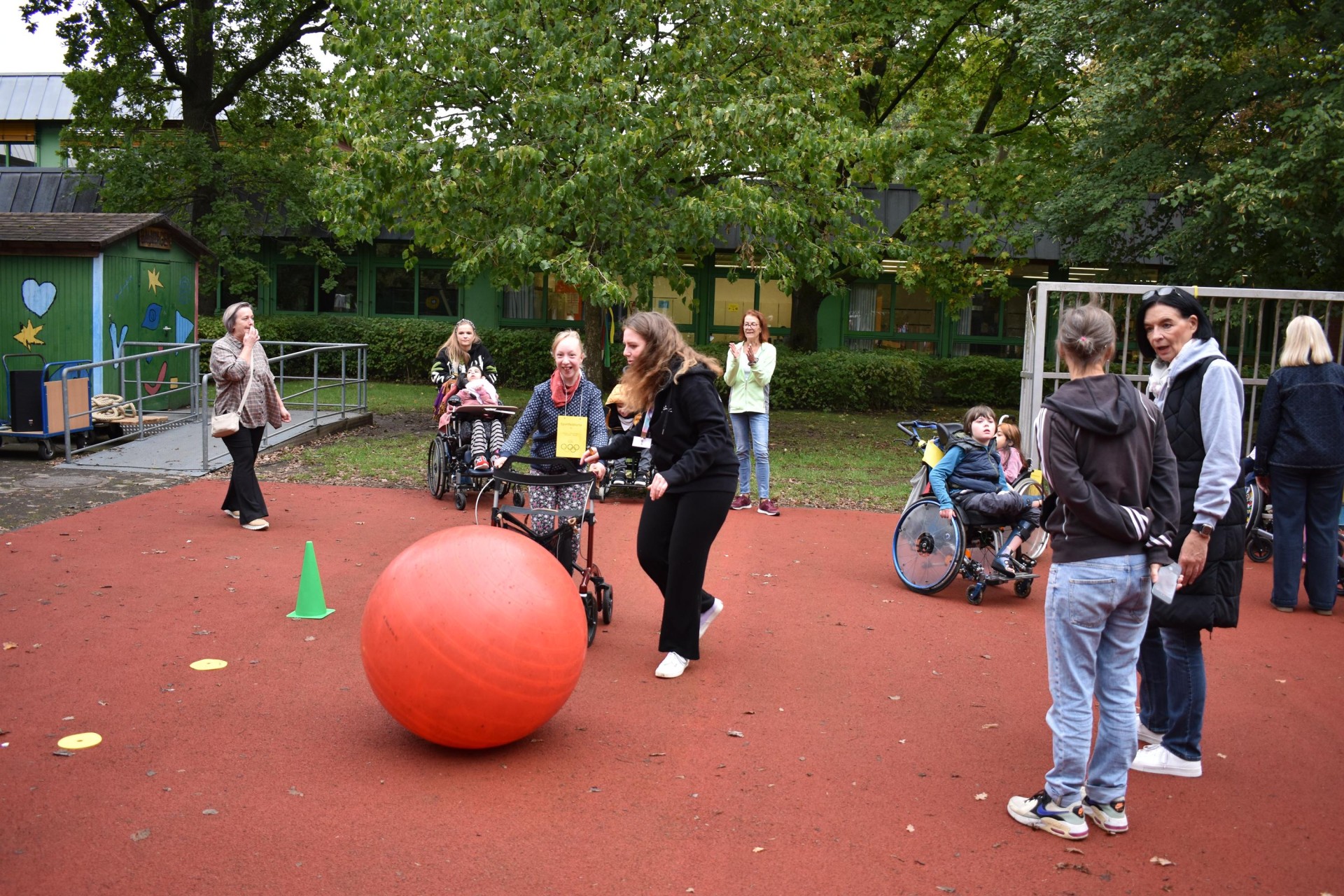 Mädchen stößt den Riesenball an.