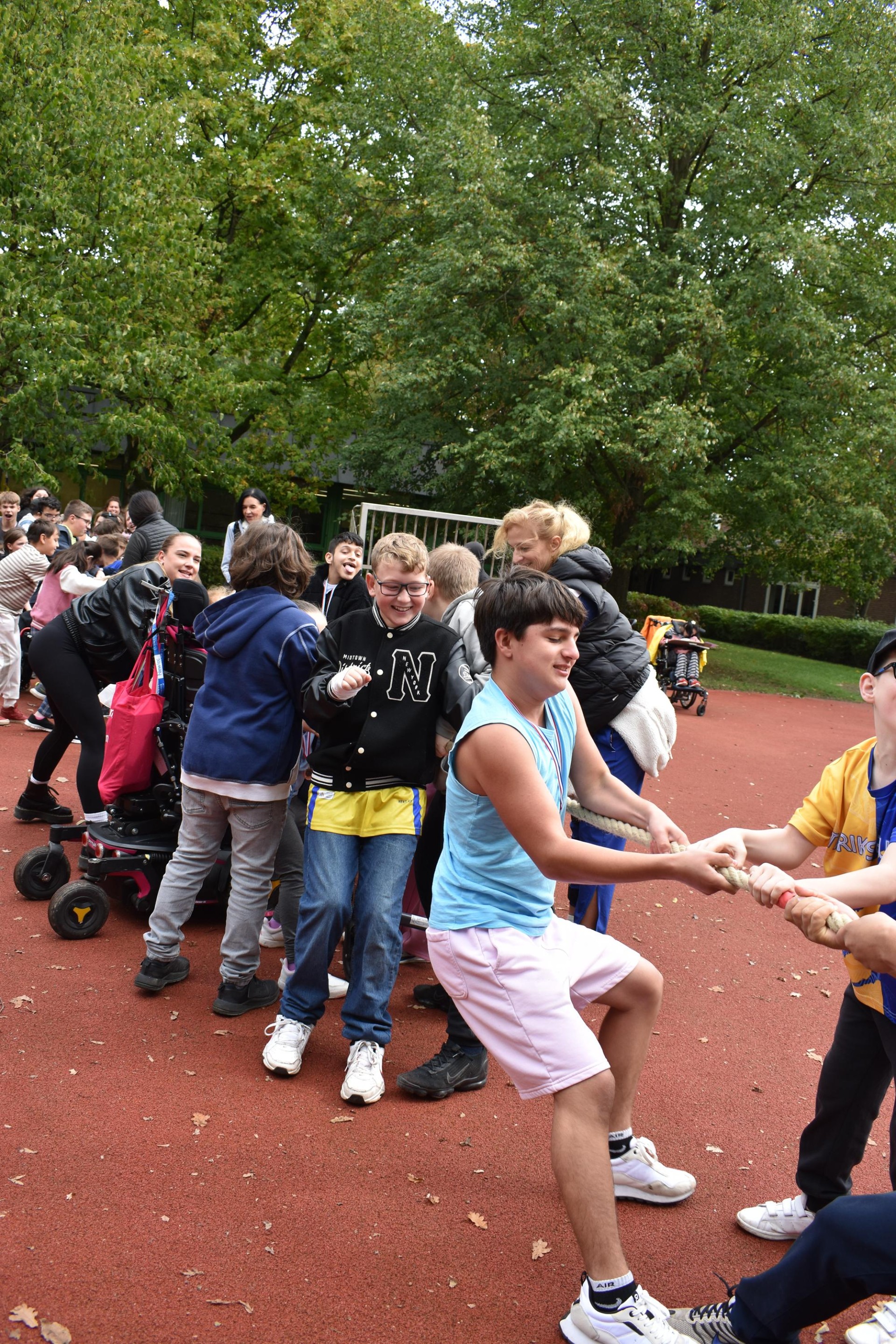 Dieses Jahr gewannen die Schüler:innen beim Tau ziehen gegen die Lehrer.