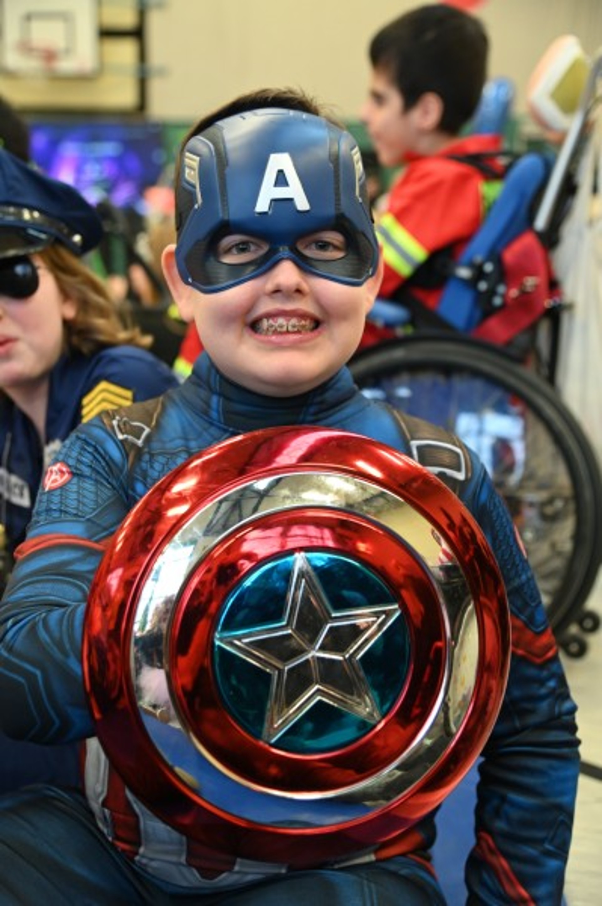 Ein als Captain America verkleidetes Kind
