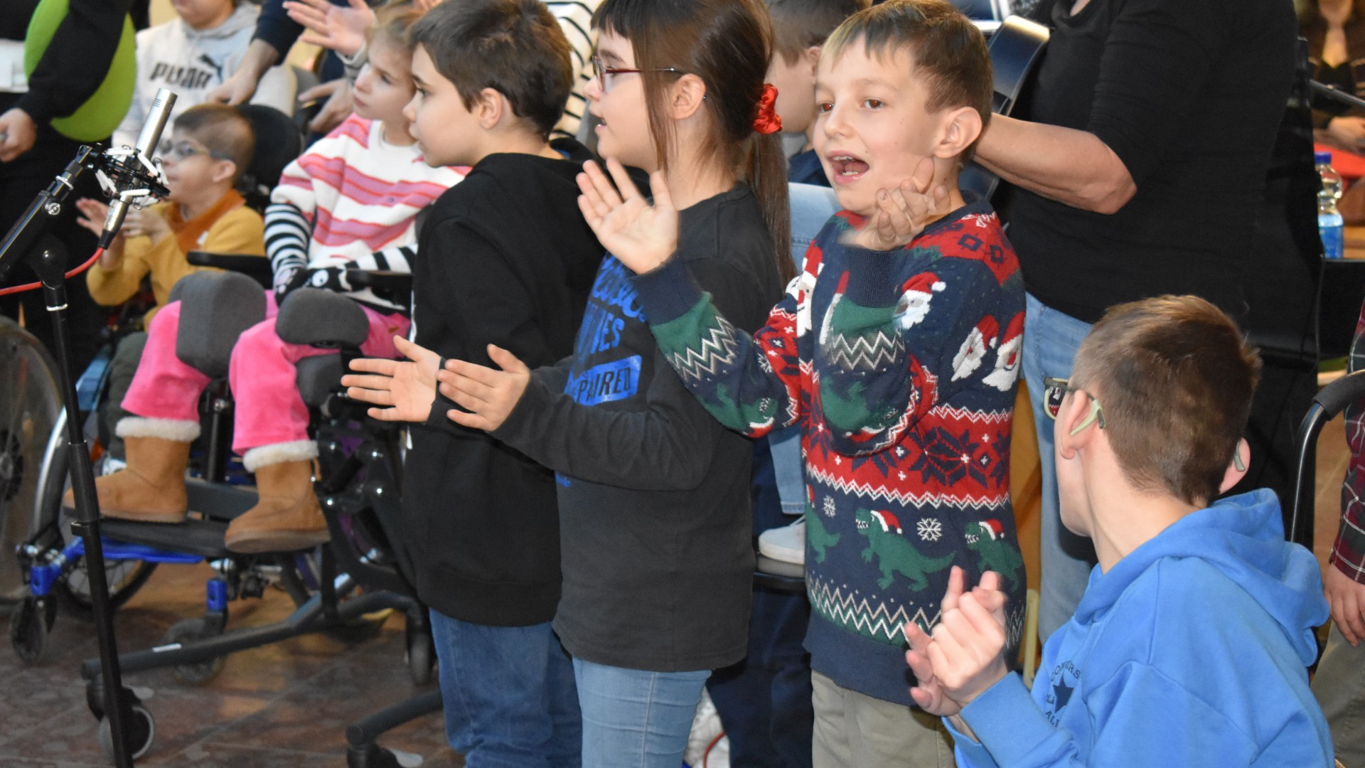 Jungen und Mädchen aus der Primarstufe beim Singen.