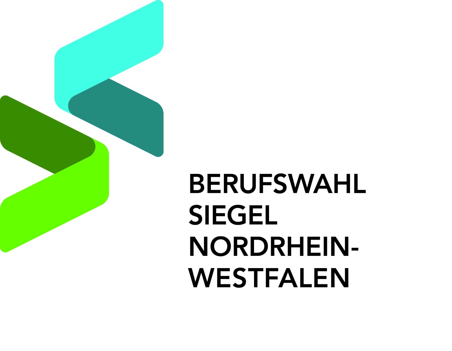 Eine Gruppe von Schüler*innen und Lehrkräften präsentiert stolz das verliehene Berufswahl-Siegel für ausgezeichnete Berufsorientierung.