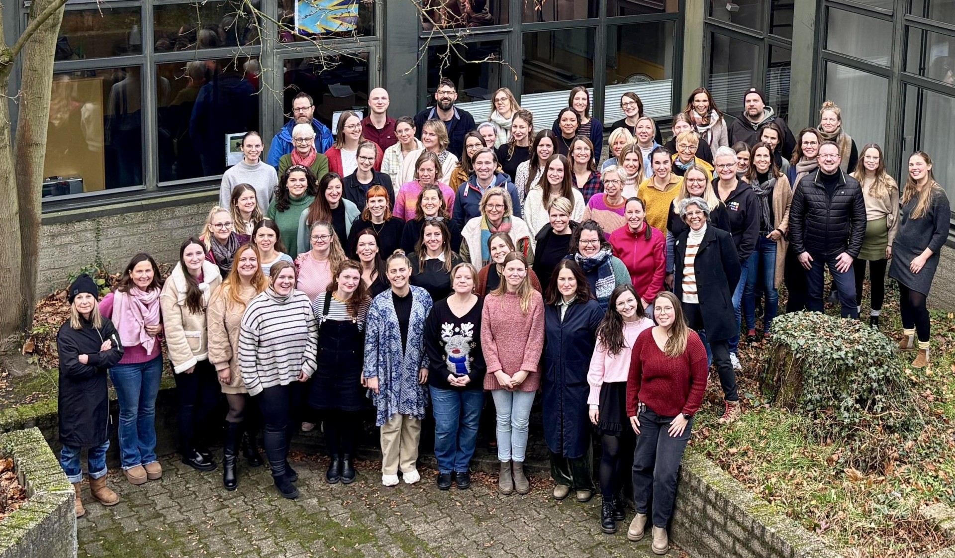 Gruppenfoto der Lehrkräfte im Innenhof der Schule