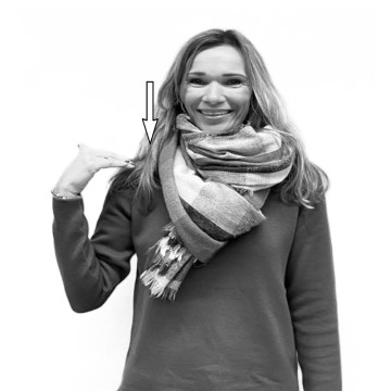 Schwarz-weiß-Foto mit Namensgebärde von Ursula Allar