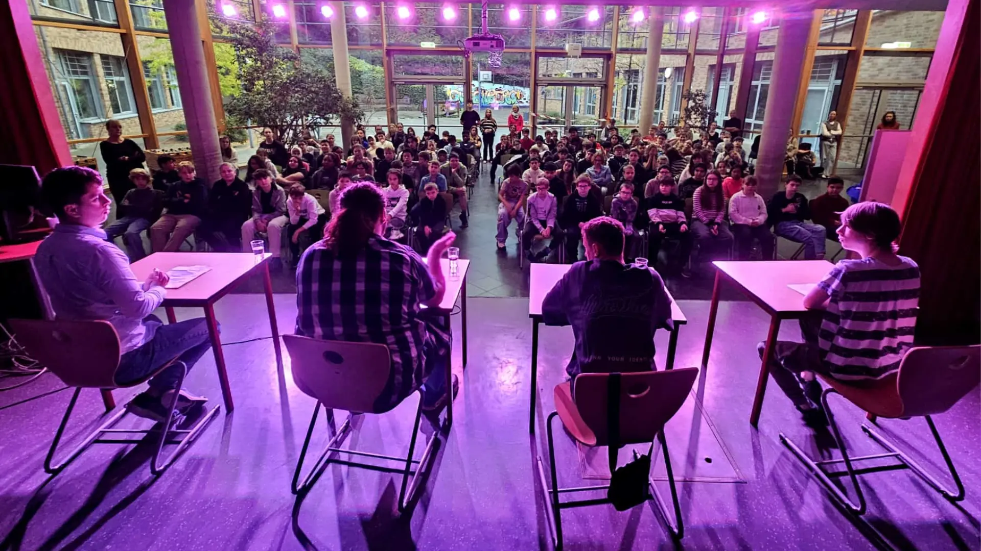 Podiumsdiskussion auf der Bühne