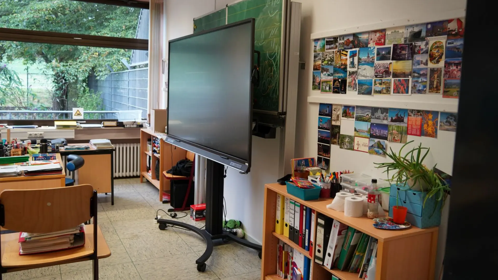 Klassenraum mit Tafel